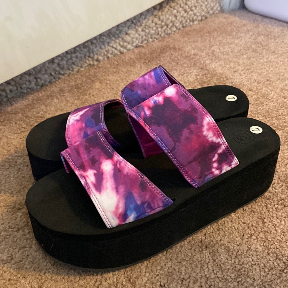 Like new  Urban outfitters foam tie dye platform sandals. y2k vibes Women’s 7